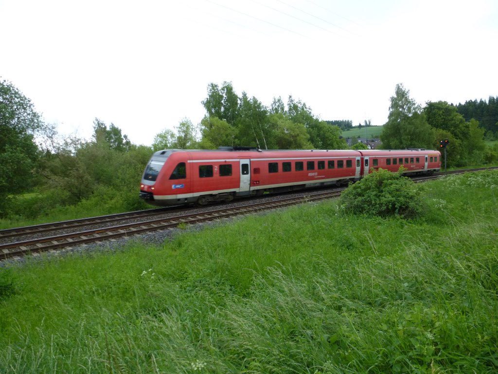 Ein VT 612 fährt am 9.Juni 2013 zwischen Hof und Oberkotzau.