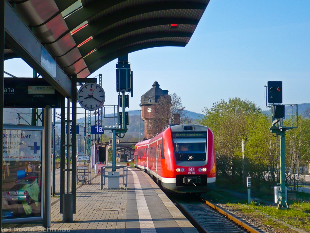 Ein VT 612 steht nach der Ankunft aus Lichtenfels auf Gleis 1a im Bahnhof Saalfeld (Saale). (24.04.2010)