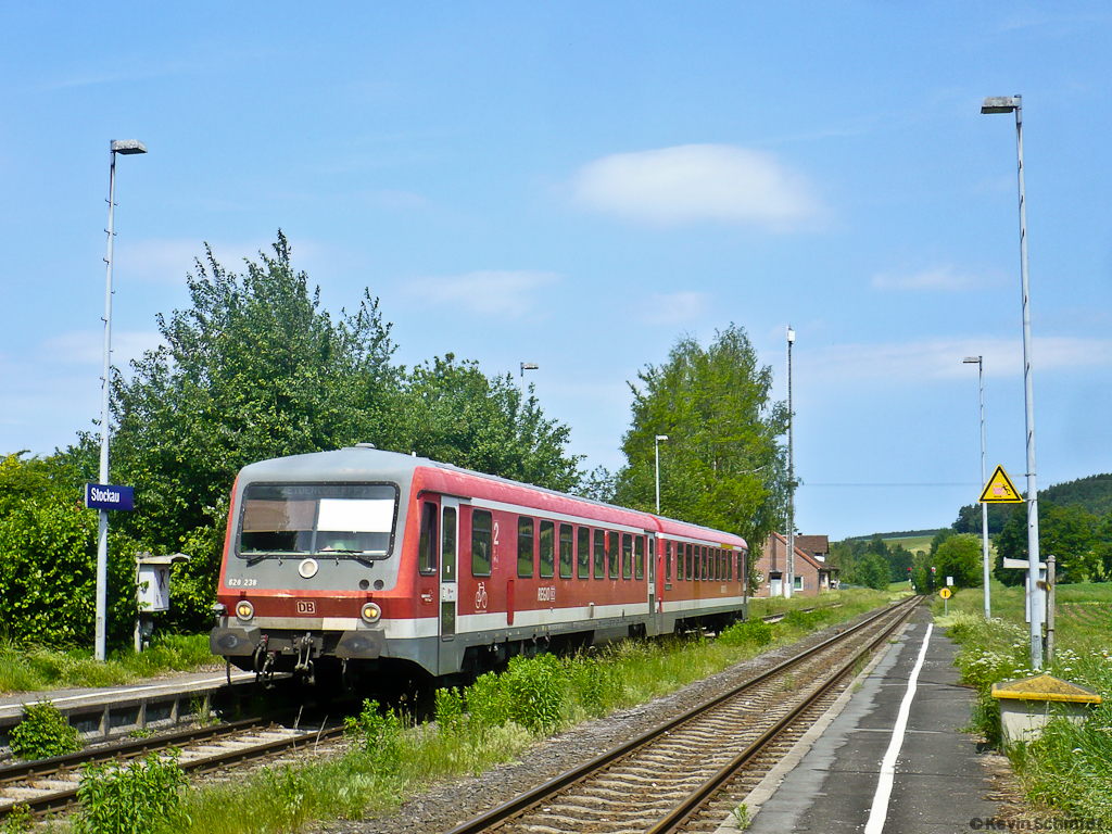 Ein VT 628 erreicht als RB von Bayreuth Hbf nach Weiden (Oberpf) den Bahnhof Stockau auf Gleis 1. Hier muss nun planmäßig noch die Ankunft des Gegenzuges abgewartet werden. Noch bis Mitte Juni fährt die DB hier mit ihren Triebwagen. (02.06.2011)