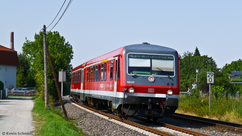 Ein VT 628/928 hat als RB Braunschweig - Bad Harzburg den Bahnhof Schladen verlassen. (15.08.2012)