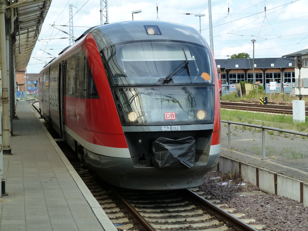 Ein VT 642 078 Richtung Tessin, Bf Wismar 31.7.12