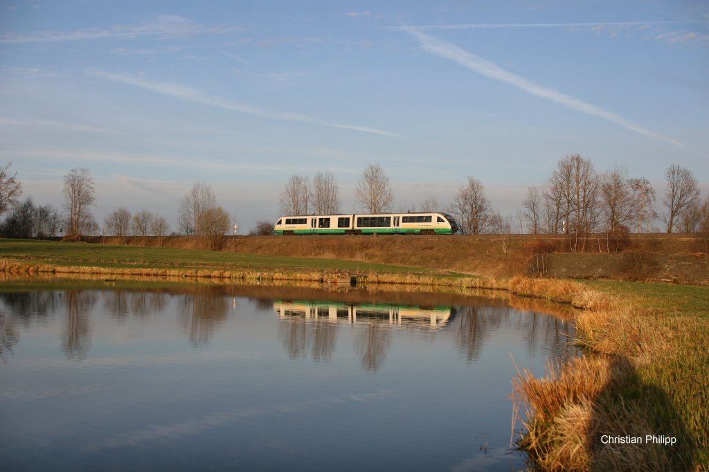 Ein VT 642 der Vogtlandbahn fhrt am sonnigen Abend als VBG 81128 des 15. Aprils 2013 bei der Fahrt nach Marktredwitz dem Halt Wiesau entgegen.