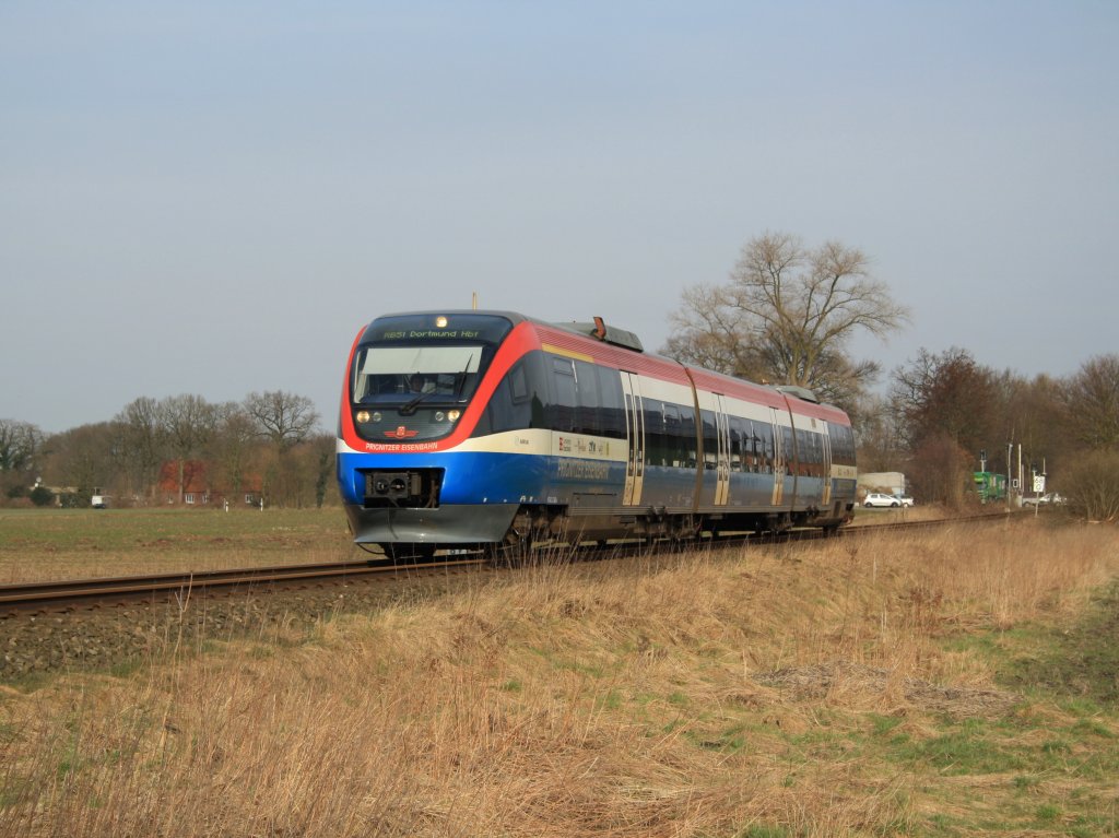 Ein VT 643 der Prignitzer Eisenbahn ist als RB51  Westmnsterland-Bahn  von Enschede nach Dortmund zwischen Rosendahl-Holtwick und Coesfeld (Westf) unterwegs.
Rosendahl-Holtwick, 12.03.2011