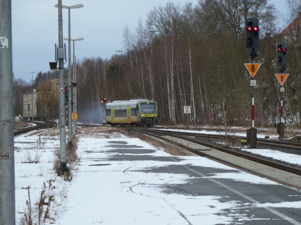Ein VT 650 von Agilis fhrt hier am 03.02.13 im Bahnhof von Oberkotzau ein.