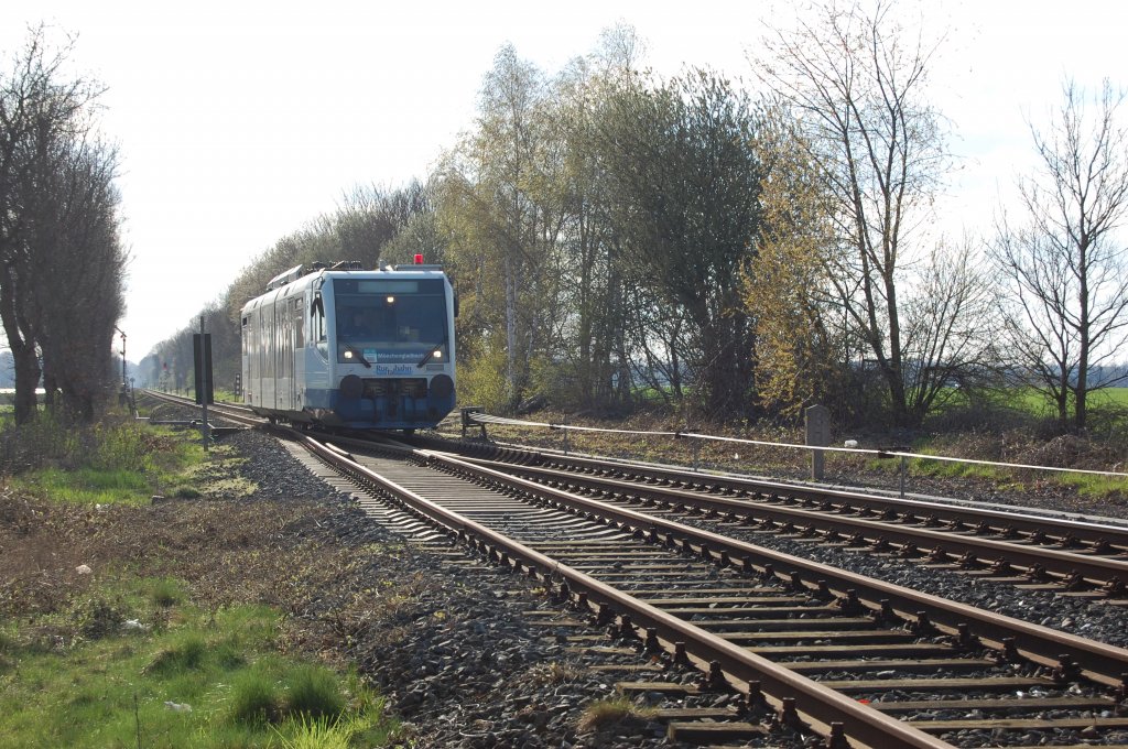 Ein VT der DKB auf der ersten Y-Weiche in der westlichen Bahnhofseinfahrt von Rheindahlen um 18:12h am Samstag den 10.4.2010. Kurz vorher hat er das Einfahrsignal passiert.