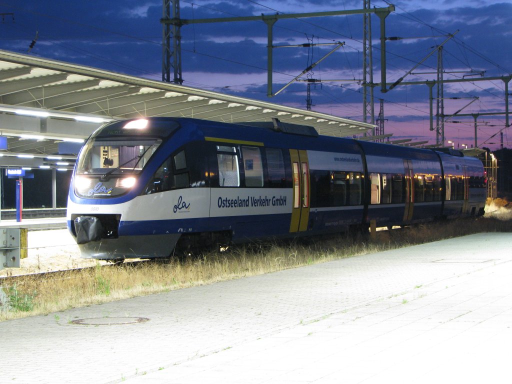Ein VT Talent 0010 der OLA im Bahnof von Rostock in den Abendstunden am15.07.2010.