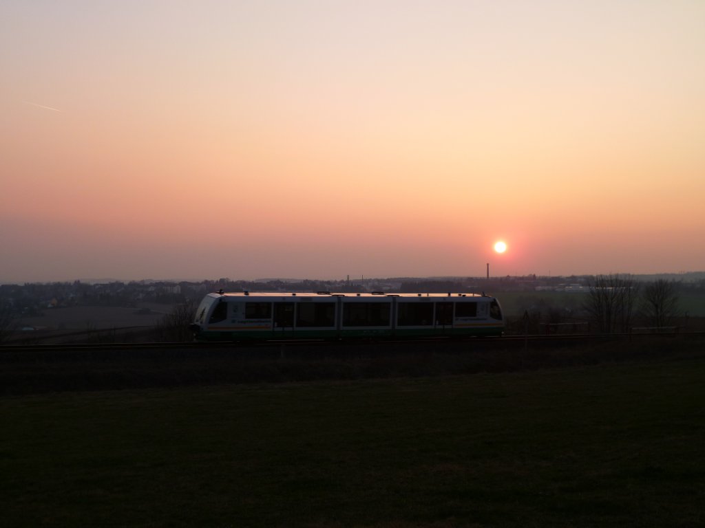 Ein VT der Vogtlandbahn, beim Sonnenuntergang in Buch am 23.03.12. Im Hintergrund sieht man die Stadt Treuen.