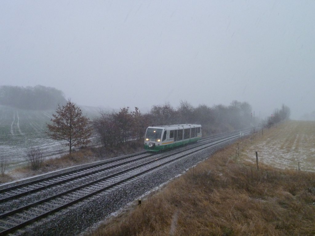 Ein VT der Vogtlandbahn im Schneesturm, am 17.12.11 in Frohsinn.