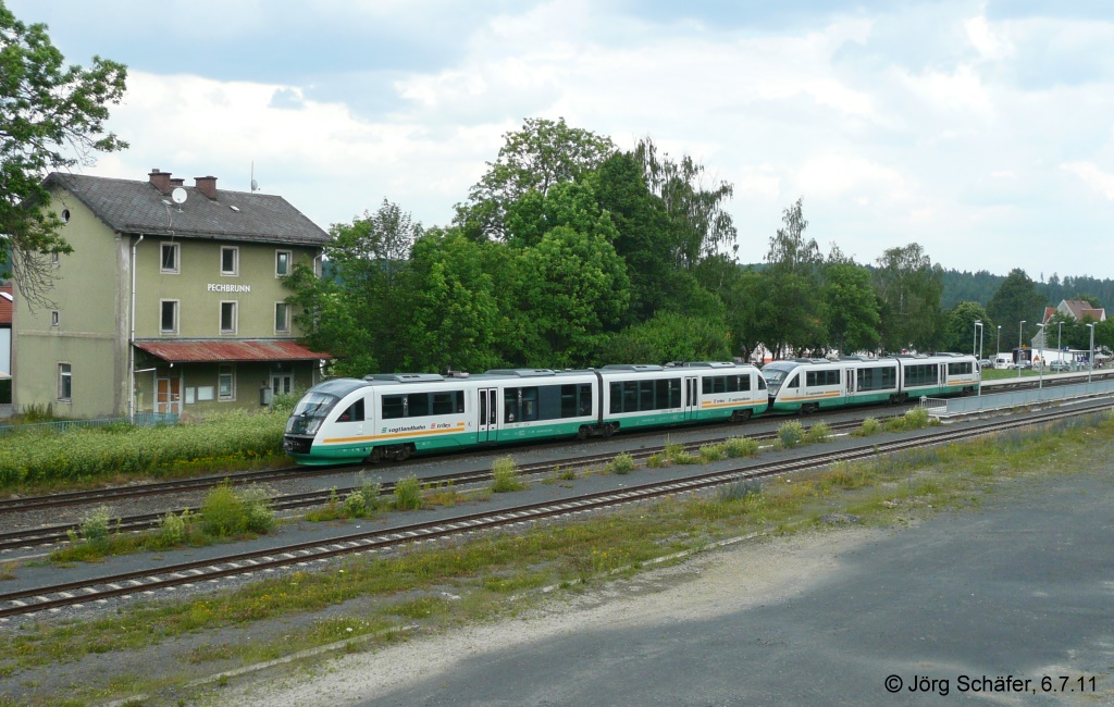 Ein von VT02 gefhrtes Desiro-Prchen fhrt am alten Pechbrunner Empfangsgebude vorbei. Rechts liegt der neue Bahnsteig, an dem es gerade gehalten hat.