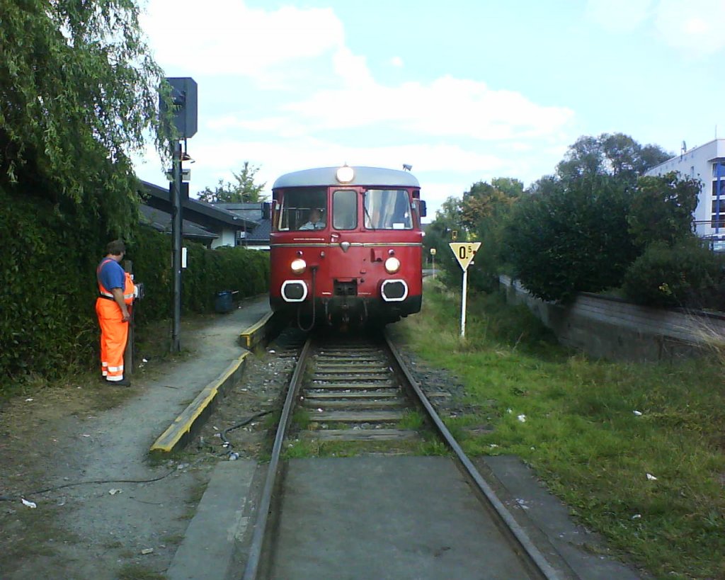 Ein VT26 der einen Halt in Ptzchen macht.
Nach einiger Zeit wird er auf der Rhein-Sieg-Eisenbahn-
Strecke nach Bonn-Beuel fahren.