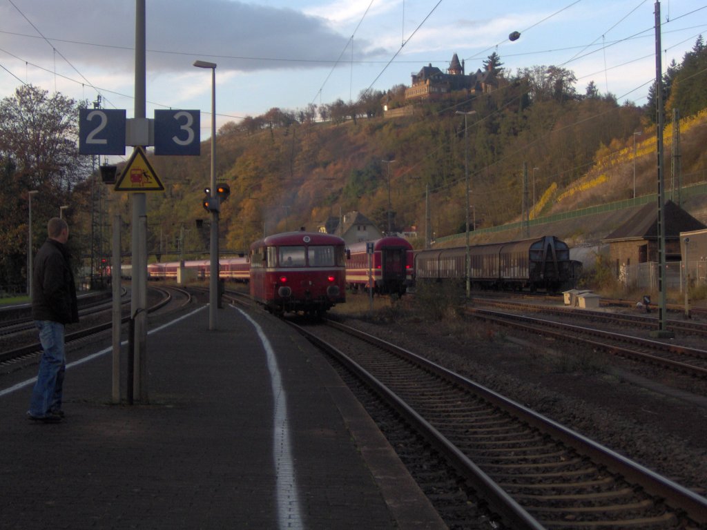 Ein VT98 der Kasbachtalbahn verlsst den Bahnhof Linz am Rhein.
Neben ihm sieht man den so genannten  Europa-Express .