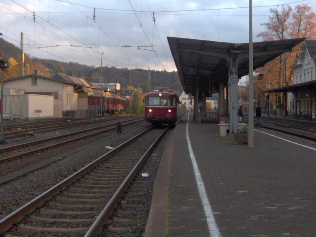 Ein VT98 der kurz vor der Abfahrt zum Bahnhof Kalenborn ist.
