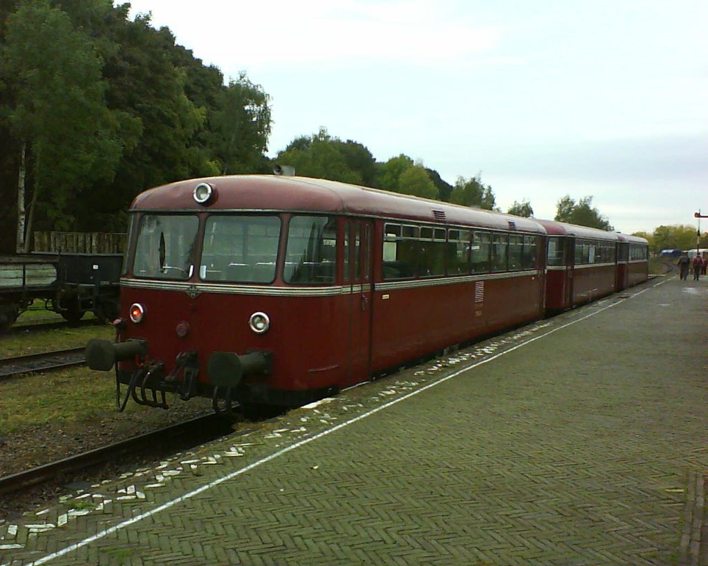 Ein VT98 der ZLSM im niederlndischem Bahnhof Simpelveld.