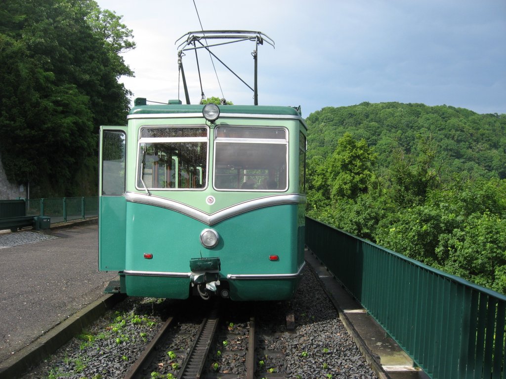 Ein Wagen der Drachenfelsbahn steht am 06. Juni 2010 in der Bergstation.
