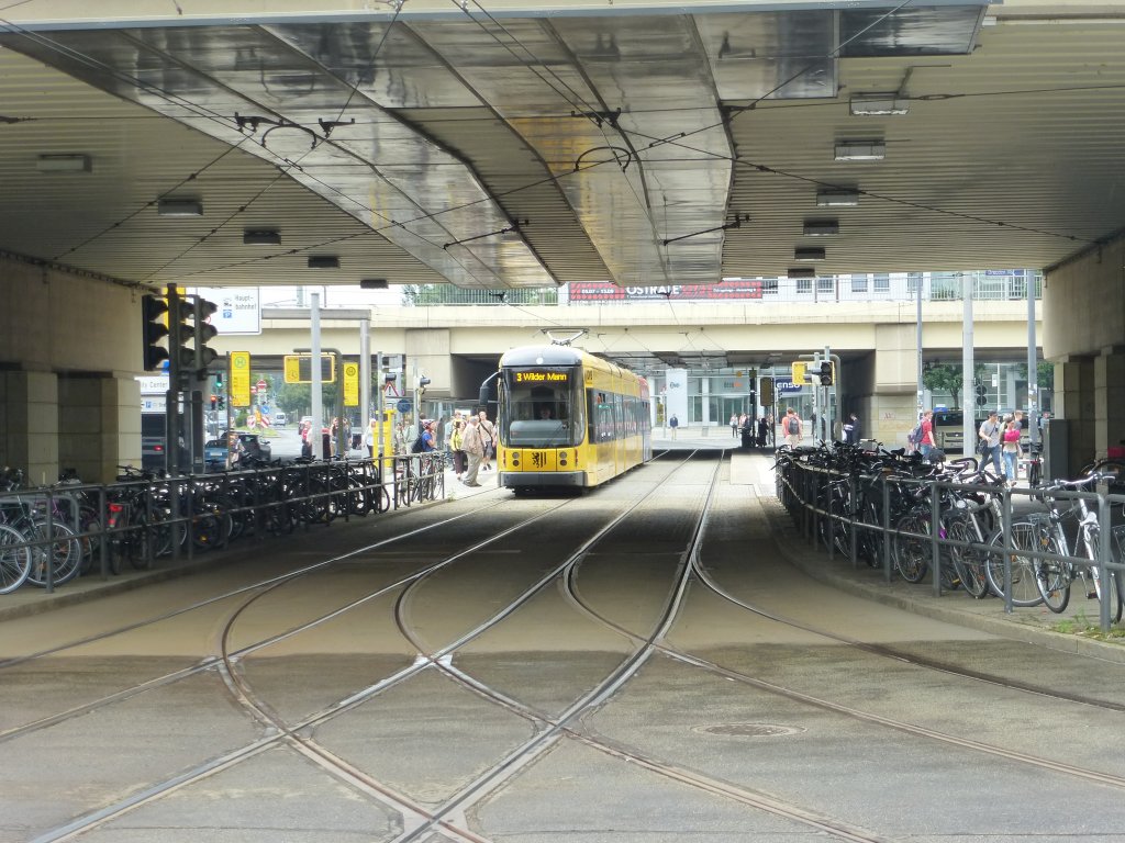 Ein Wagen von der Dresdener Tram macht sich hier auf den Weg zur Haltestelle Wilder Mann
Aufgenommen bei der Haltestelle Hauptbahnhof am 09.08.2013.