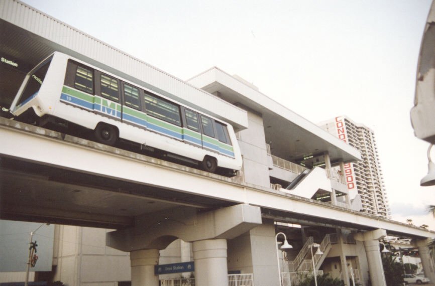 Ein Wagen von Miami-Dade Metromover aufgenommen im November 1997 (scan vom Bild).