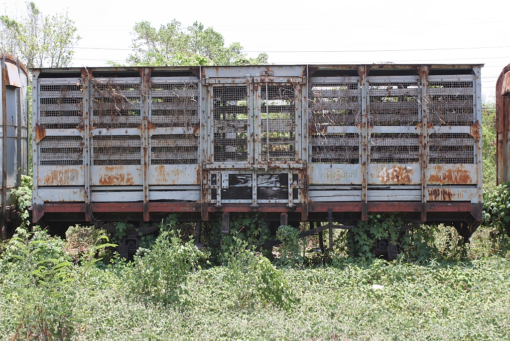 Ein Wagen der Serie ร.ส. 306 - 355 (ร.ส.=C.W./Cattle Wagon, Kinki Sharyo, 1957) steht ausgemustert und bereits verkauft (Losnummer 436) am 13.Mai 2012 in Phahon Yothin Yard.

