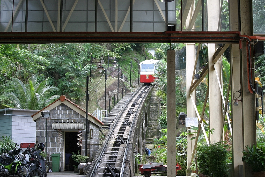 Ein Wagen der zweiten Generation hat am 11.Mai 2009 die Talstation der KBB verlassen. Von Oktober 1923 bis Februar 2010 wurde die Bahn mit in zwei Abschnitten mit Umsteigen in der Mittelstation gefhrt.