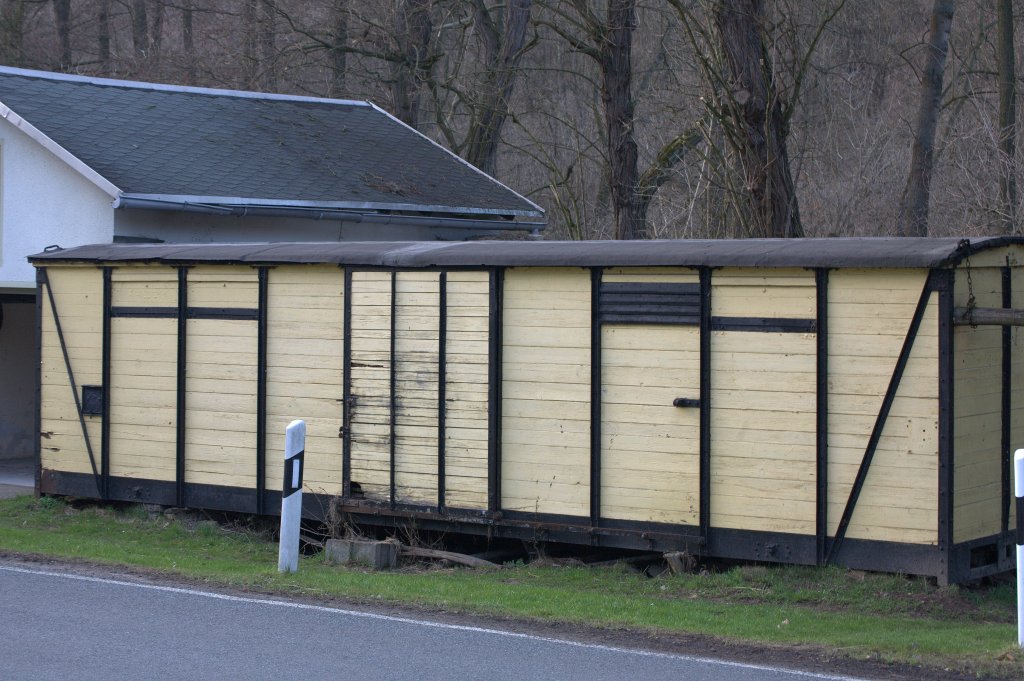 Ein Wagenkasten  dient heute als Schuppen, frher als Bahnhofsschuppen im Haltepunkt
Leutewitz an der Schmalspurbahnstrecke Lommatzsch - Lthain14.04.2013 17:49 Uhr 