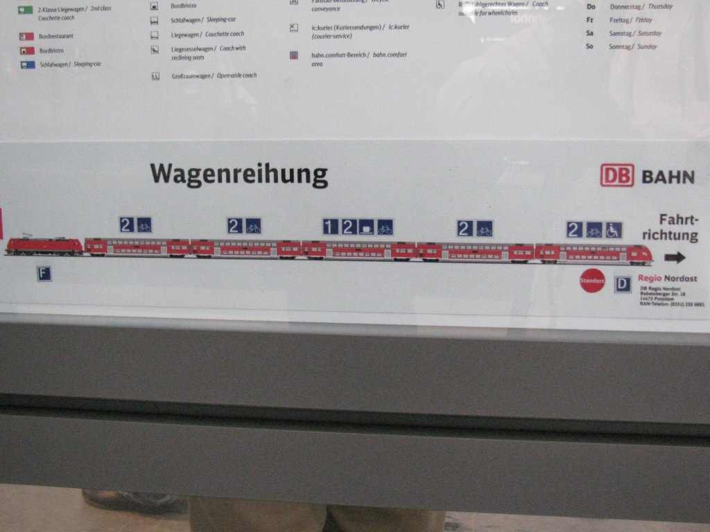 Ein Wagenstandsanzeiger der besonderen Art an allen Berliner Halten hat wurden fr den RE 1 diese Wagenreihungen ausgehangen. Ich denke ein Novum in Deutschland. Fehler ist die Lok, denn die RE 1 werden mit 112/114 statt 146 bespannt.