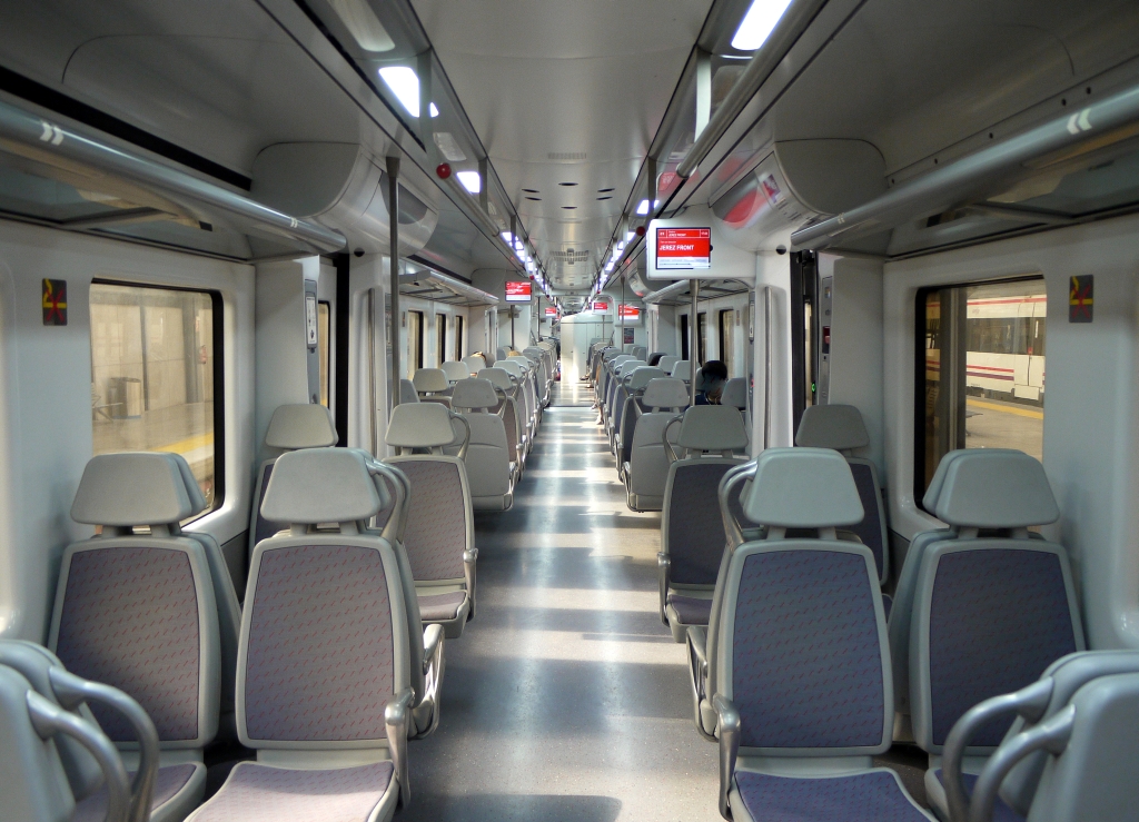 Ein Waggon der Baureihe 463 von innen: in Spanien  Cercanias  gennant - eine Art S-Bahn im �berlandverkehr. Cadiz, 18.9.2012