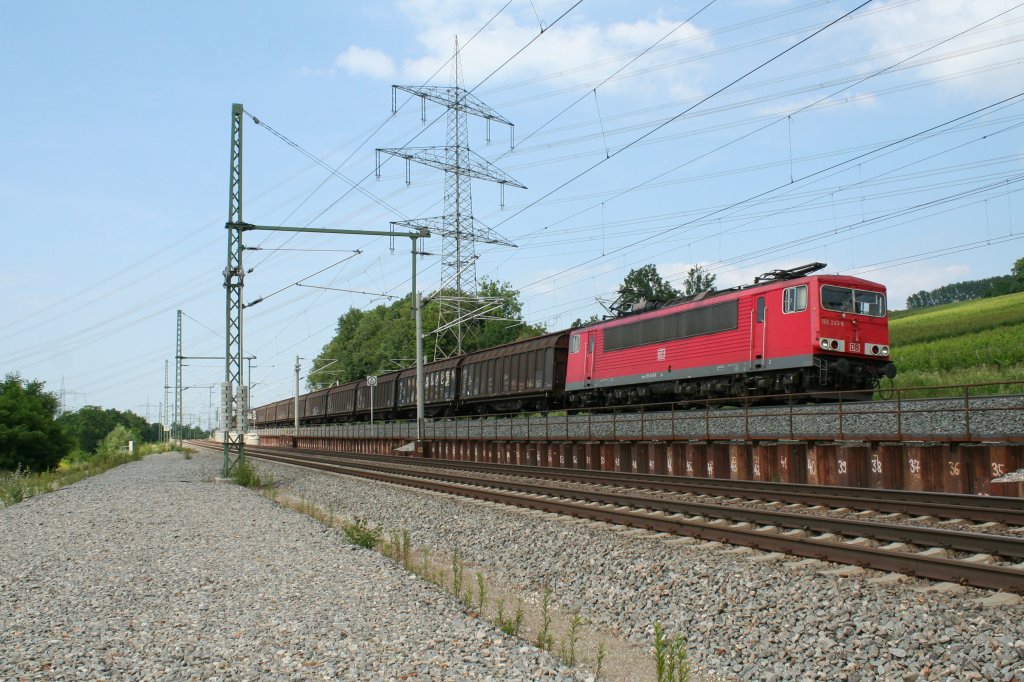Ein wahrer Exot auf der KBS 703: 155 243-9 mit dem RedBull-Zug (GB) 49155 nach Bludenz am Nachmittag des 06.07.13 auf der Nordrampe zum Katzenbergtunnel sdlich von Schliengen.