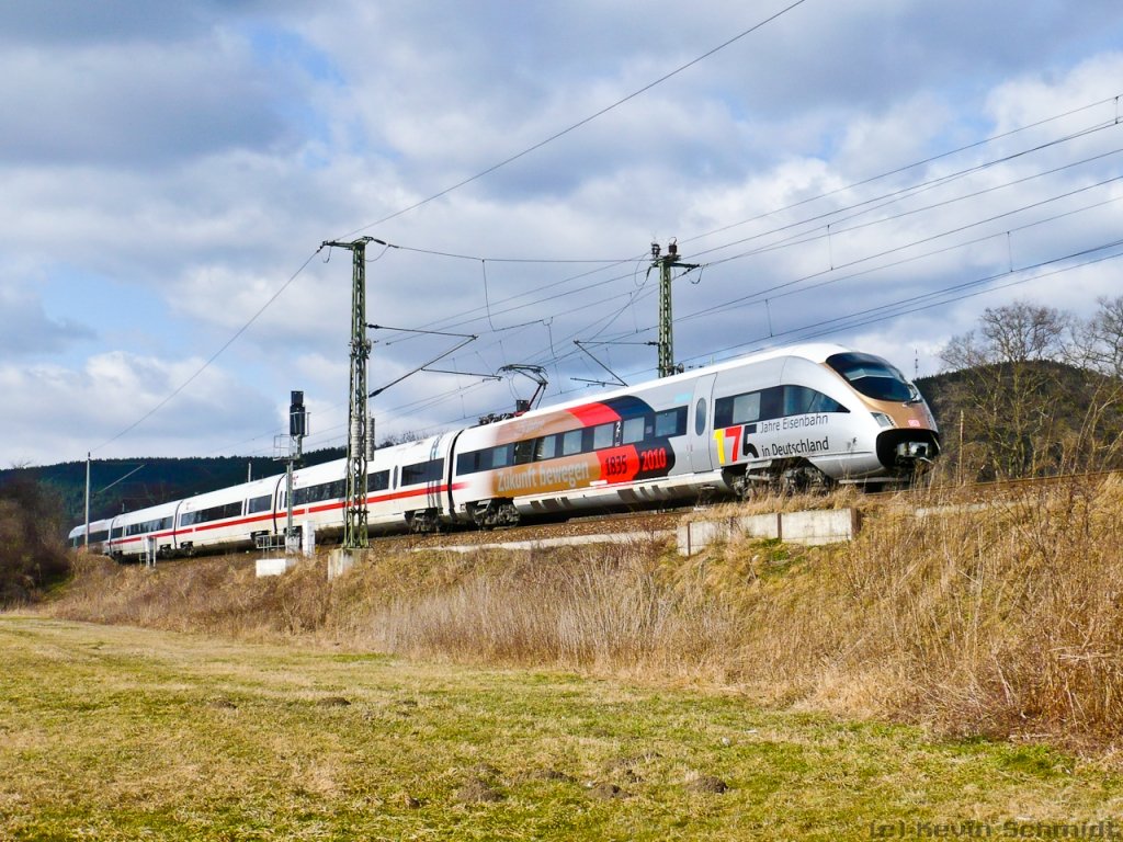 Ein wahres Schmuckstück! Hier ist der feierlich verkleidete Jubiläums-ICE-Triebzug 415 022 als ICE 1611 auf dem Weg nach München Hbf kurz vor der Durchfahrt durch Saalfeld (Saale). Er war sogar pünktlich unterwegs! ;-) Vielen Dank an Helmut Dimitroff für die Meldung im Forum! (05.03.2010)