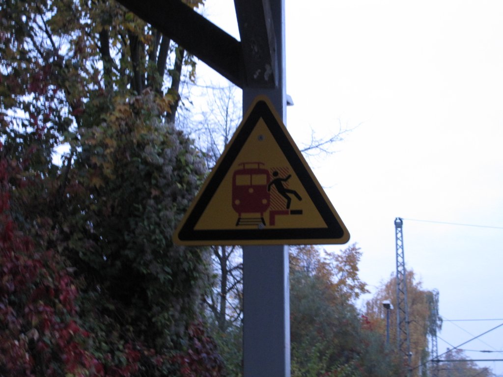 Ein Wahrnungsschild im Beueler Bahnhof.