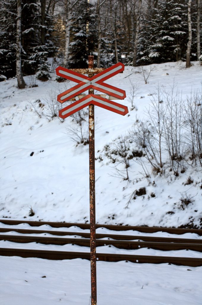 Ein Waldweg kreuzt unmittelbar im Bahnhofsbereich die Gleise. Potucky(Breitenbach)
13.01.2013 gegen 15:07 Uhr. Warnkreuz der CD.