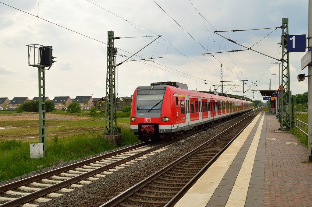 Ein wegen Bauarbeiten auf dem Abschnitt zwischen Norf und Nievenheim wirbelt den Fahrplan durcheinander auf der Kbs 495, wodurch auch dieser S11 Zug versp�tet vom 423 050 gef�hrt nach Bergisch Gladbach am Fotografen vorbei kommt.25.5.2013