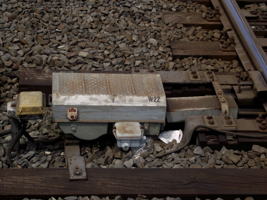 Ein Weichenantrieb am 08.06.13 in Frankfurt Heddernheim 