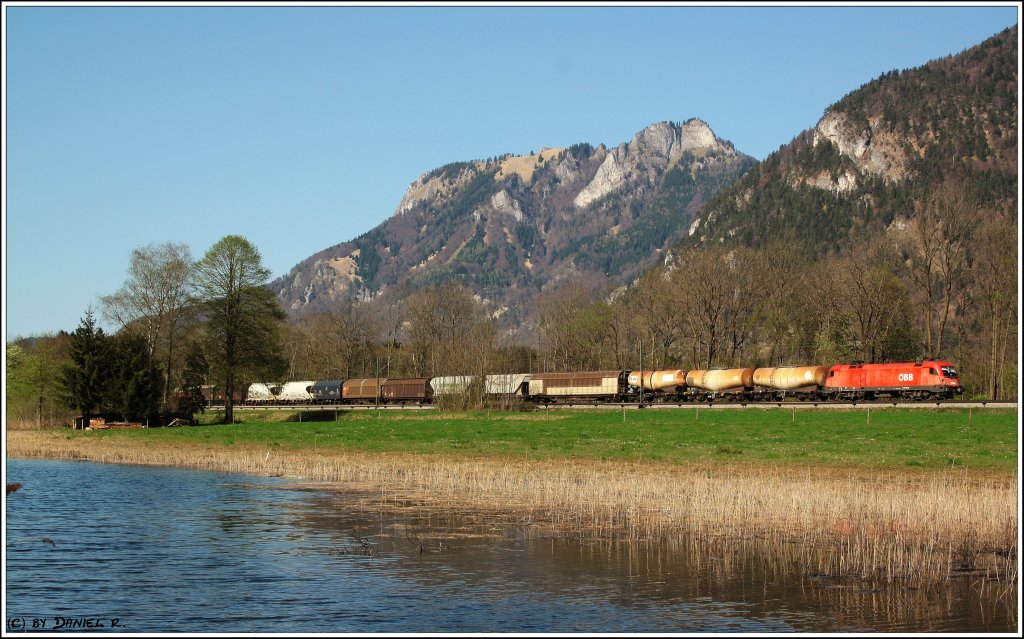 Ein weiterer blasse Kollege vor bereits gezeigten Motiv. 1116 107 mit einem Gemischten GZ in Richtung Kufstein gerade in Niederaudorf. (09.04.2011)
