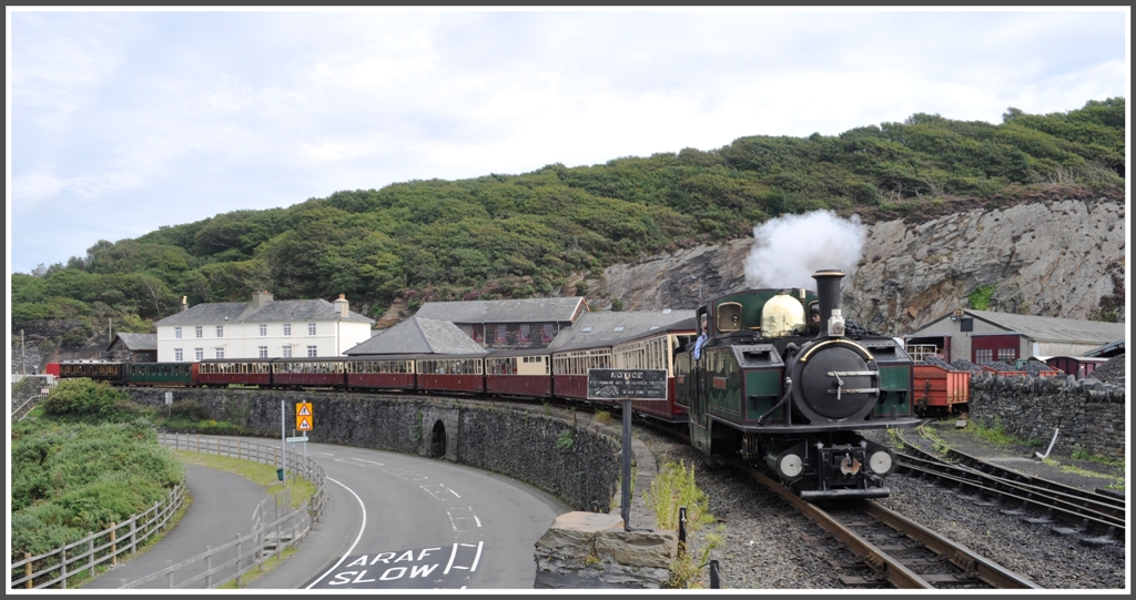 Ein weiterer Dampfzug aus Blaenau Ffestiniog passiert die Boston Lodge works. Zuglok ist die Double Fairlie Nr 11 Larll Meirionnydd. (04.09.2012)