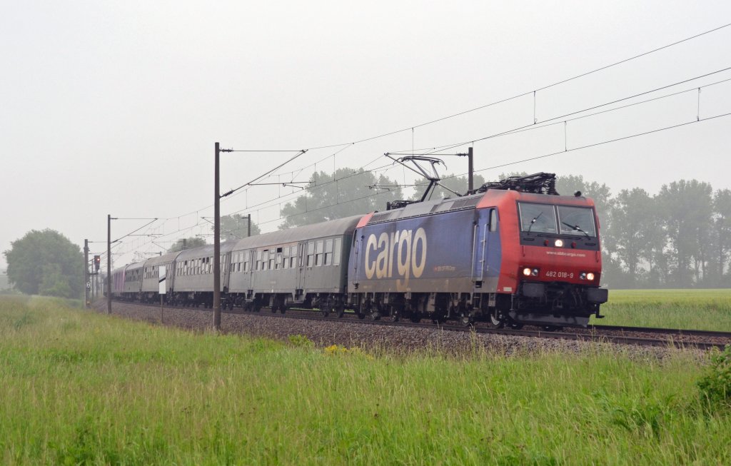 Ein weiterer Fussballsonderzug war am 01.06.13 von Stuttgart nach Berlin unterwegs. Mit 482 018 fuhr dieser durch Benndorf Richtung Bitterfeld.