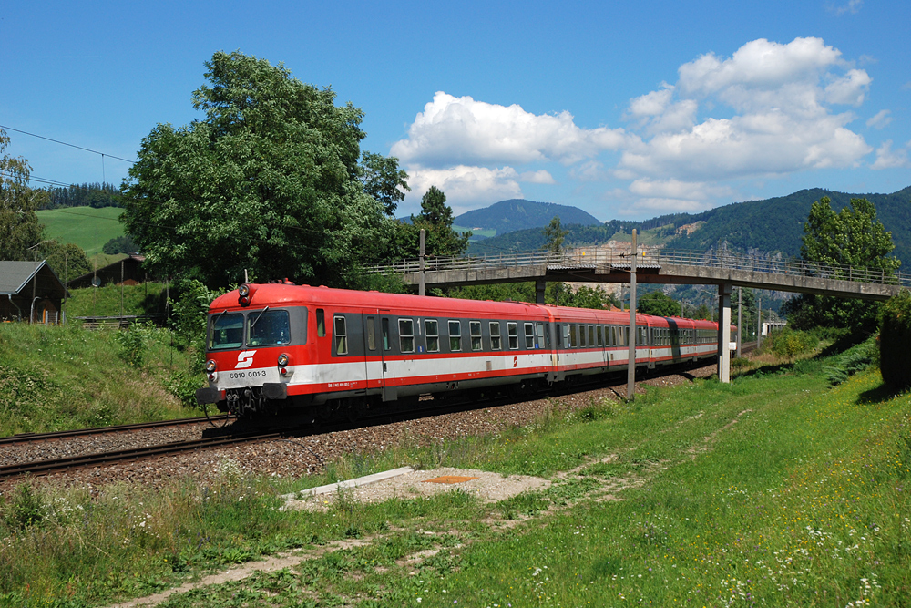 Ein weiterer Klassiker aus dem Jahre 2008: 6010 001 an der Spitze von IC 515 auf dem Weg nach Graz, entstanden am 11.08.2008. Die Fotostelle in Stbing wird vermutlich auch bald der Vergangenheit angehren (der LSW-Wahn macht auch hier nicht Halt).