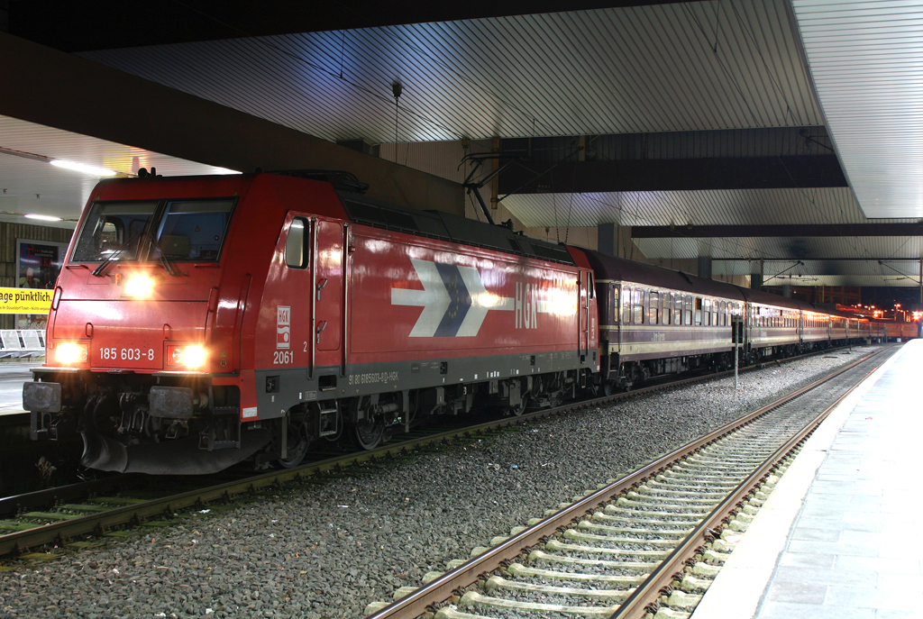 Ein weiterer Sonderzug auf Gleis 19, die 185 603-8 der HGK mit Euroexpress Wagen in D�sseldorf HBF am 31.10.2010 