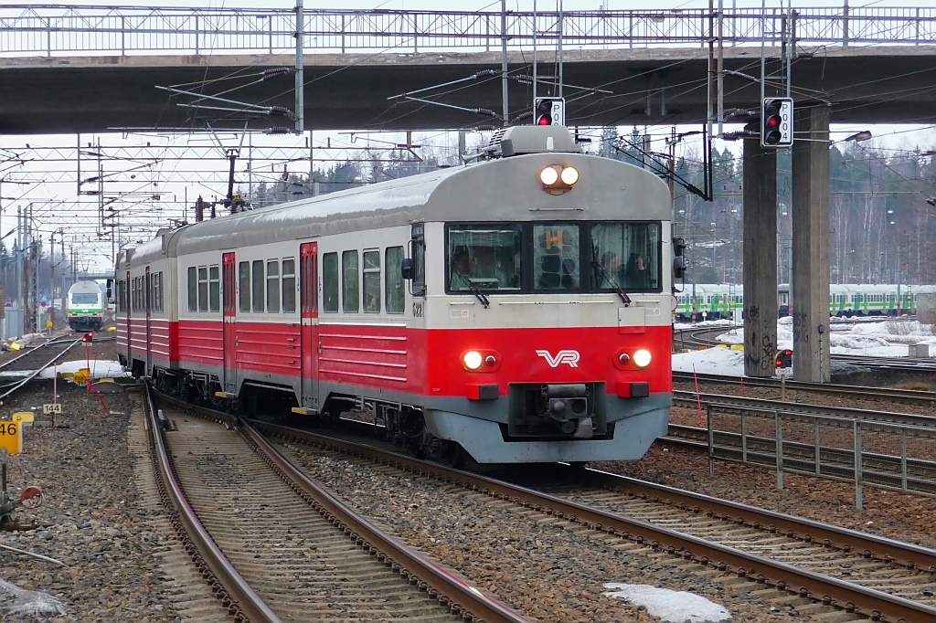Ein weiterer Triebwagen der VR-Baureihe Sm1 #6221 fhrt in den Bahnhof Riihimki, um die lange Reihe der dort auf Gleis 2 abgestellten Sm1- und Sm2-Triebwagen noch etwas zu verlngern. 12.4.13