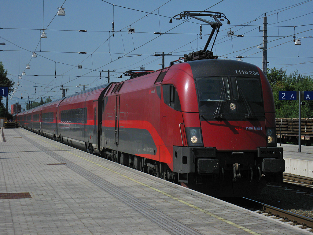 Ein weiteres Geburtstagsgeschenk war eine berfhrungsfahrt von Bludenz nach Bregenz um als RJ 567 von Bregenz nach Wien West zu fungieren. In Dornbirn vor der Kyoto-Lok erwischt. ( 22.08.2011 ) Lg