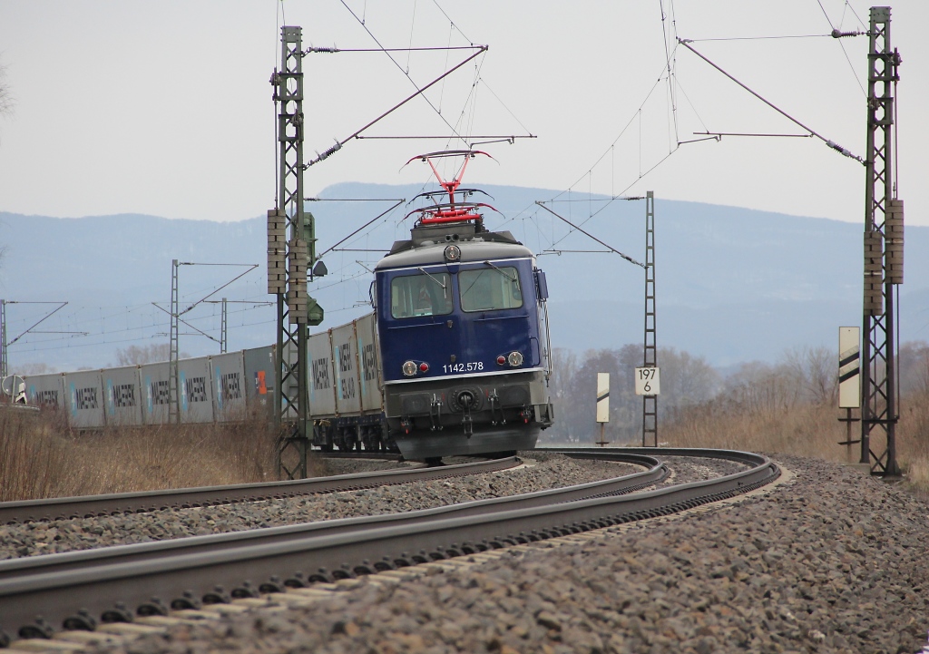 Ein weiteres nettes Schmankerl waren am 17.03.2013 die beiden 1142 578 und 1142 562, die einen Containerzug in Richtung Sden bespannten. Aufgenommen in Wehretal-Reichensachsen.
