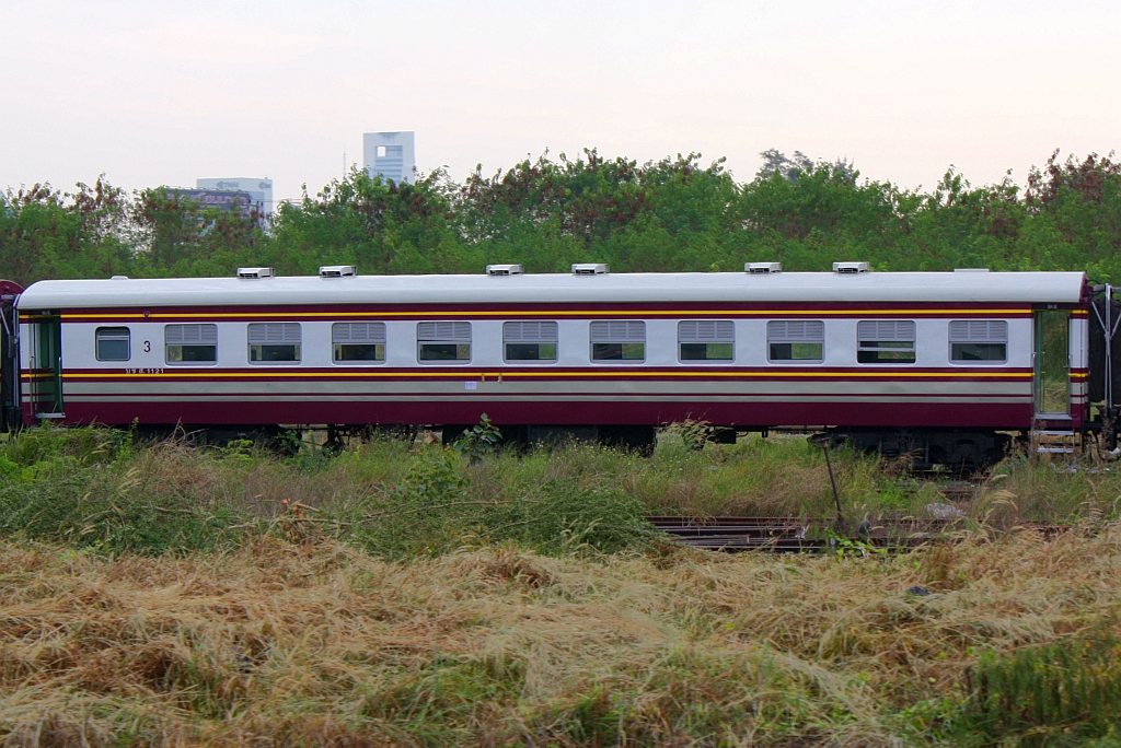 Ein weiteres Opfer der Designer: บชส.1121 (บชส.=BTC =Bogie Third Class Carriage) am 06.Dezember 2010 im Gelände des Depot Bang Sue. Das Design erstreckt sich allerdings nur auf die Aussenlackierung, die Innengestaltung blieb davon unberührt.