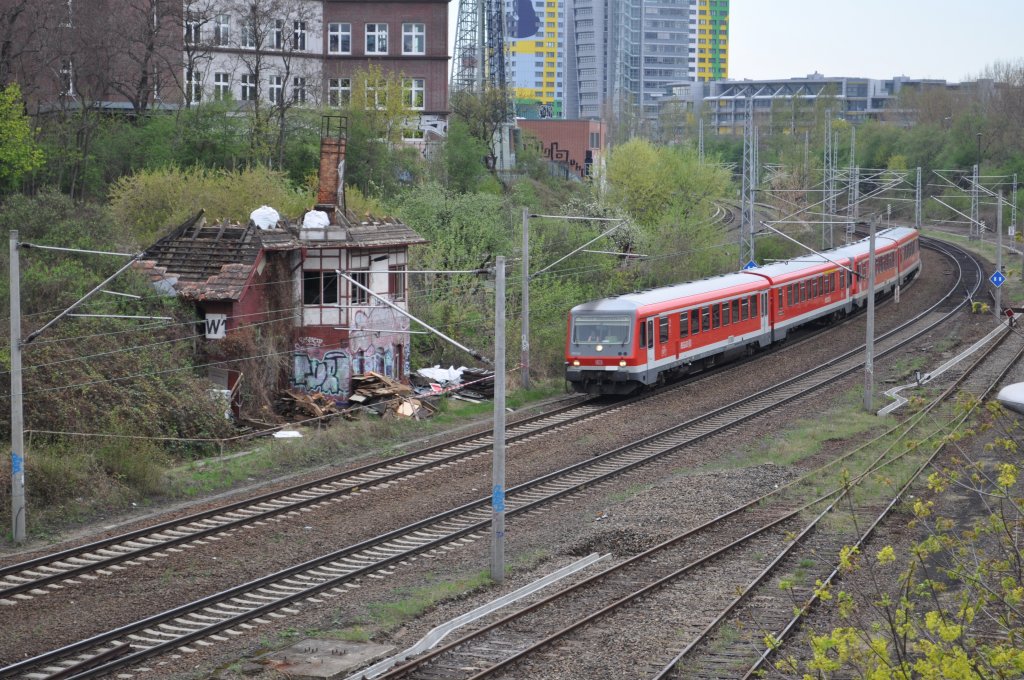 Ein weiteres Stck Bahngeschichte fllt dem Abriss zum Opfer. Das Stellwerk W1 in Berlin Frankfurter Allee aufgenommen am 28.04.2013 von der Brcke. 