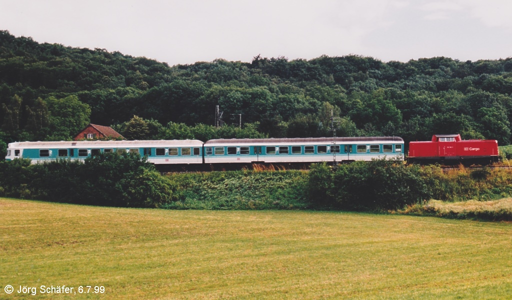 Ein Wendezug mit DB-Cargo-Lok der Baureihe 212 am 6.7.99 kurz vor Steinach. Hinter dem Zug sieht man schon die Oberleitung der Hauptstrecke Wrzburg - Ansbach.