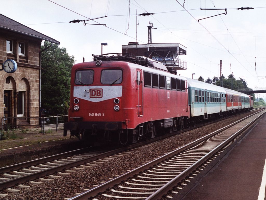 Ein Wendezug (RB 66 Die Teutobahn 12818 Osnabrck-Mnster) mit 140 645-3 (vorne) und 141 261-8 (hinter) auf Bahnhof Hasbergen am 02-06-2000. Bild und scan: Date Jan de Vries.