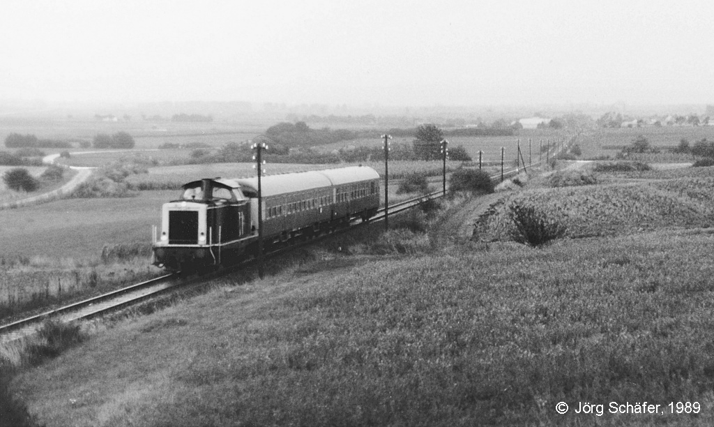 Ein Wendezug im September 1989 etwa 2 km vor seinem Zielbahnhof Steinach. Im Hintergrund sieht man nur Felder und Wiesen! 