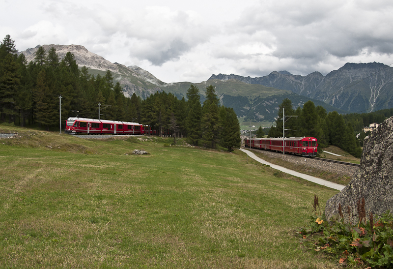 Ein wenig Glck hatte ich am 14. August 2010 bei Pontresina, als ich diese Paralelleinfahrt zweier Zge fotografieren konnte: Links der moderne Allegra, rechts der Regiozug.
