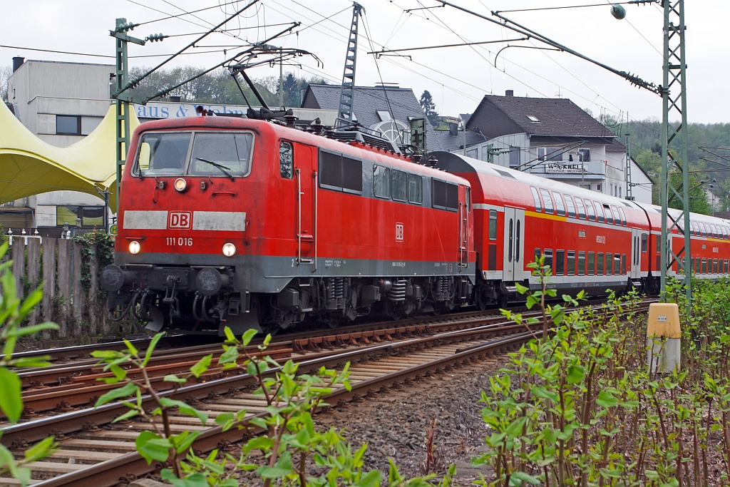 Ein wenig grn zum 1.Mai: Die 111 016-2 mit dem RE 9 (Rhein-Sieg-Express) Aachen - Kln -Siegen, fhrt nun vom Bahnhof Betzdorf/Sieg weiter in Richtung Siegen, am 01.05.2012.
