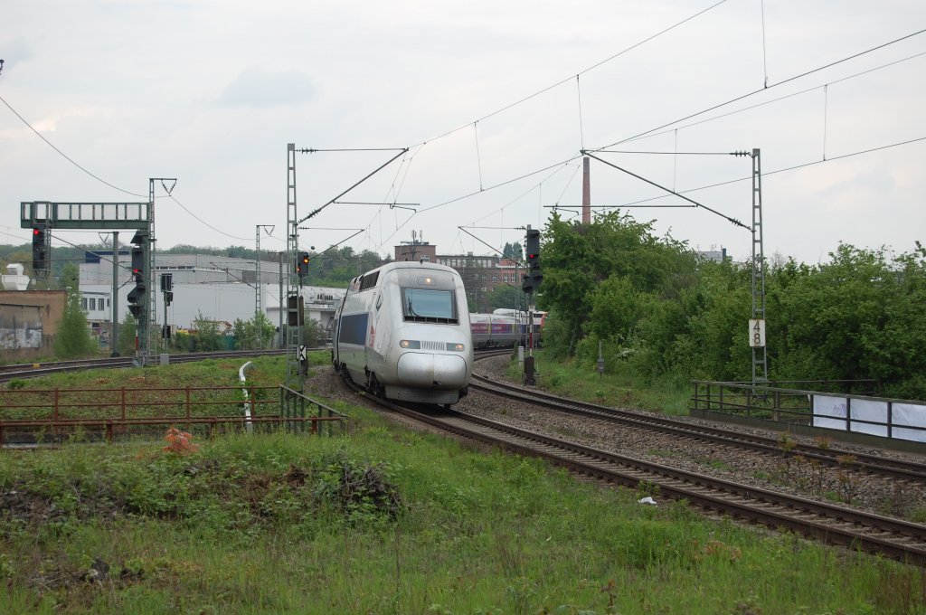 Ein Wenig zu spt fuhr mir am 8.5.2010 in Stuttgart-Feuerbach dieser TGV vor die Linse. Wre er etwas frher dran gewesen, wre ein Bild zusammen mit einer 146.2 entstanden.