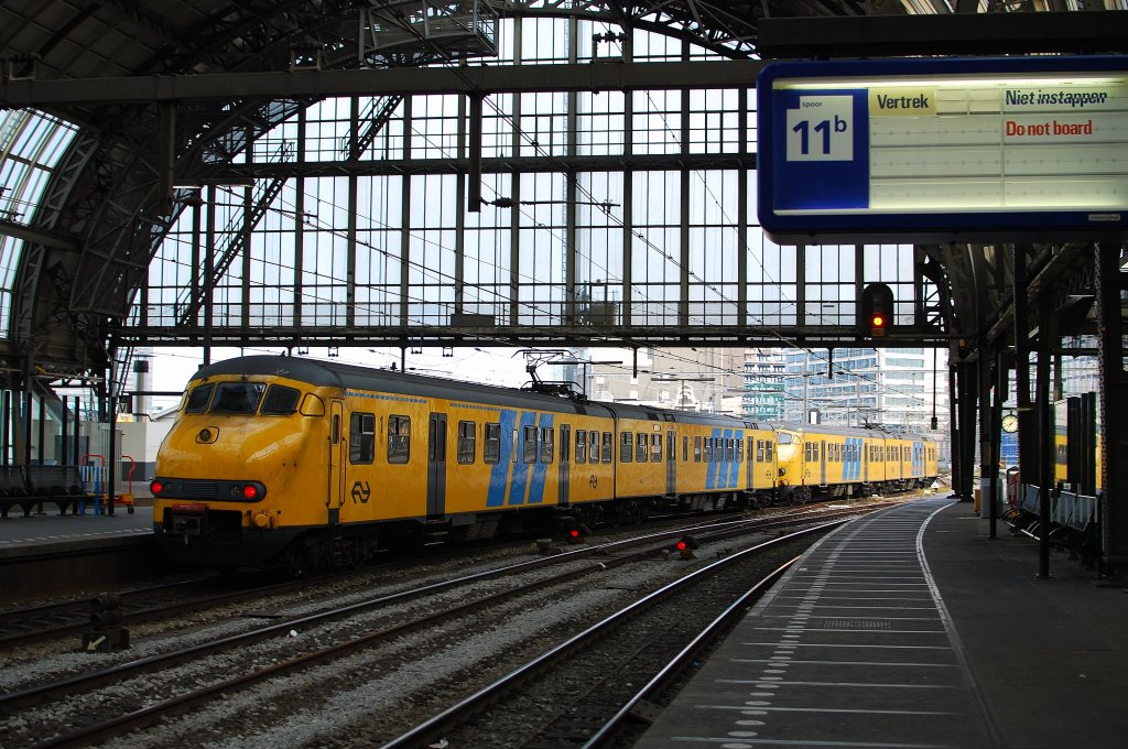 Ein Werkspoor doppel mit IR von Amsterdam nach Amersfoort Schothorst, dies ist eine sehr besondere aufnahme, ist nmlich bei Werkspoor Utrecht gebaut die Seriennummer sind (453 - 461) schau mall gut nach die 1e klasse.