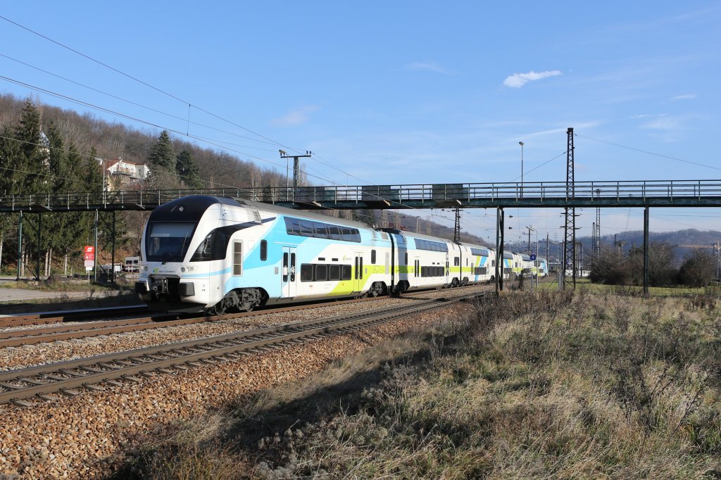 Ein Westbahn-4010 als 17514 am 28. November 2012 bei der Durchfahrt Unter Purkersdorf bei Wien