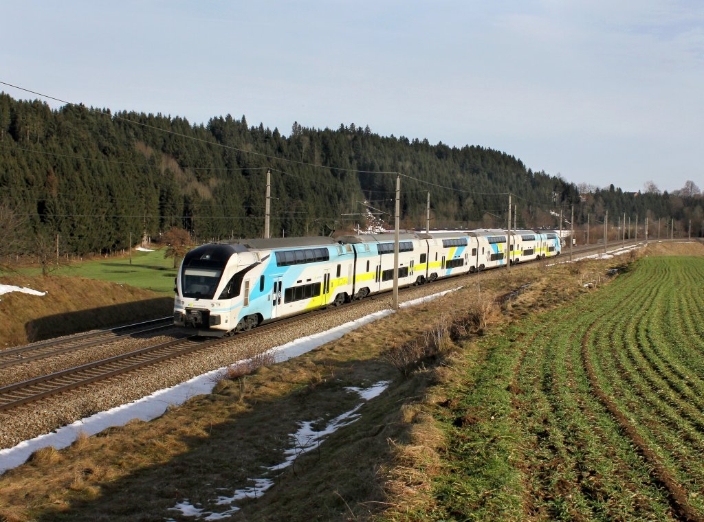 Ein Westbahn KISS nach Freilassing am 24.12.2012 unterwegs bei Pndorf.
